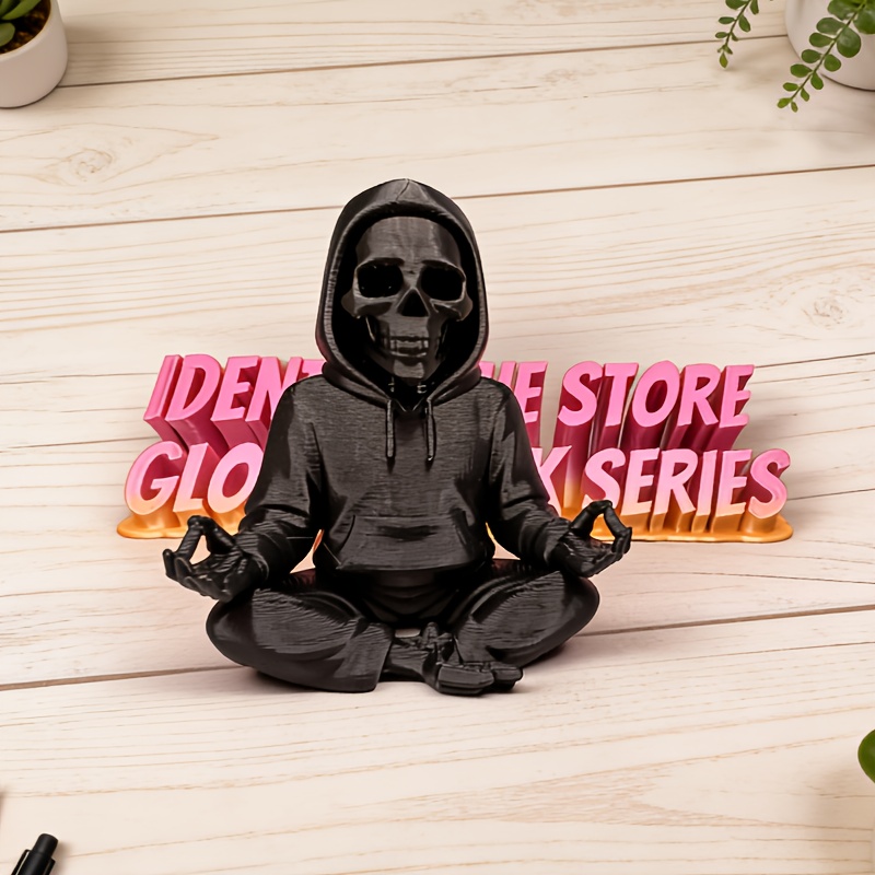 Yoga Fitness Model - Estatua gótica con capucha de esqueleto